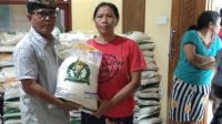 KEPALA Desa Siangan membagikan bantuan beras dari Presiden. Foto: ist KEPALA Desa Siangan membagikan bantuan beras dari Presiden. Foto: ist