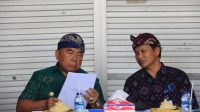 BUPATI Tamba saat melaksanakan sosialisasi pembangunan JembatanNusa Ceningan di Wantilan Kantor Desa Batuagung, Jembrana, Kamis (13/4/2023). Foto: ist BUPATI Tamba saat melaksanakan sosialisasi pembangunan JembatanNusa Ceningan di Wantilan Kantor Desa Batuagung, Jembrana, Kamis (13/4/2023). Foto: ist