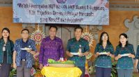 PUNCAK HUT ke-46 SMPN 8 Denpasar ditandai dengan pemotongan tumpeng oleh Kasek I Wayan Kamasan, Sabtu (1/4/2023). Foto: tra PUNCAK HUT ke-46 SMPN 8 Denpasar ditandai dengan pemotongan tumpeng oleh Kasek I Wayan Kamasan, Sabtu (1/4/2023). Foto: tra