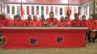 DEWA Made Mahayadnya (pegang mic) didampingi belasan anggota Fraksi PDIP menjelaskan sikap Fraksi atas polemik penolakan Gubernur Koster atas Timnas Israel, di DPD PDIP Bali, Minggu (2/4/2023). Foto: hen DEWA Made Mahayadnya (pegang mic) didampingi belasan anggota Fraksi PDIP menjelaskan sikap Fraksi atas polemik penolakan Gubernur Koster atas Timnas Israel, di DPD PDIP Bali, Minggu (2/4/2023). Foto: hen