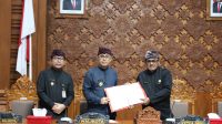 SIDANG Paripurna DPRD Kota Denpasar, Kamis (13/4/2023), dipimpin oleh Ketua DPRD, I Gusti Ngurah Gede, dan dihadiri Wali Kota Jaya Negara bersama Wakil Wali Kota Kadek Agus Arya Wibawa. Foto: ist SIDANG Paripurna DPRD Kota Denpasar, Kamis (13/4/2023), dipimpin oleh Ketua DPRD, I Gusti Ngurah Gede, dan dihadiri Wali Kota Jaya Negara bersama Wakil Wali Kota Kadek Agus Arya Wibawa. Foto: ist