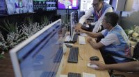 DIRUT PT PLN, Darmawan Prasodjo saat mengecek konsumsi listrik pelanggan di semua wilayah di Indonesia selama Lebaran 2023. Foto: ist DIRUT PT PLN, Darmawan Prasodjo saat mengecek konsumsi listrik pelanggan di semua wilayah di Indonesia selama Lebaran 2023. Foto: ist