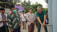 ANGGOTA Fraksi Gerindra DPR RI, Bambang Kristiono, bersama putrinya menyapa warga Dusun Boleh, Desa Jurit Baru, Kecamatan Pringgasela, Kabupaten Lotim, Rabu (19/4/2023). Foto: ist ANGGOTA Fraksi Gerindra DPR RI, Bambang Kristiono, bersama putrinya menyapa warga Dusun Boleh, Desa Jurit Baru, Kecamatan Pringgasela, Kabupaten Lotim, Rabu (19/4/2023). Foto: ist