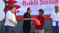 GUBERNUR Bali, Wayan Koster, membagikan seribu paket sembako di Alun-alun Kota Bangli. Foto: ist GUBERNUR Bali, Wayan Koster, membagikan seribu paket sembako di Alun-alun Kota Bangli. Foto: ist