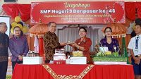 KASEK Ni Wayan Raiyani menyerahkan potongan tumpeng HUT kepada AA Putu Gede Astara, menandatai puncak HUT ke-46 SMPN 9 Denpasar, Sabtu (1/4/2023). Foto: tra KASEK Ni Wayan Raiyani menyerahkan potongan tumpeng HUT kepada AA Putu Gede Astara, menandatai puncak HUT ke-46 SMPN 9 Denpasar, Sabtu (1/4/2023). Foto: tra
