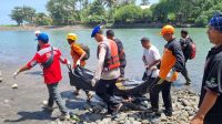 EVAKUASI terhadap jenazah ABG yang sempat hilang tenggelam dan kemudian ditemukan di Tukad Balian, Desa Lalanglinggah, Selemadeg Barat, Tabanan, Senin (17/4/2023). Foto: ist EVAKUASI terhadap jenazah ABG yang sempat hilang tenggelam dan kemudian ditemukan di Tukad Balian, Desa Lalanglinggah, Selemadeg Barat, Tabanan, Senin (17/4/2023). Foto: ist