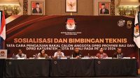 PARA komisioner KPU Bali bersama Divisi Teknis KPU RI, Idham Holik (tiga kiri) saat sosialisasi dan bimbingan teknis tata cara pengajuan bakal calon anggota DPRD Provinsi dan DPRD Kabupaten/Kota se-Bali, Kamis (20/4/2023). Foto: hen PARA komisioner KPU Bali bersama Divisi Teknis KPU RI, Idham Holik (tiga kiri) saat sosialisasi dan bimbingan teknis tata cara pengajuan bakal calon anggota DPRD Provinsi dan DPRD Kabupaten/Kota se-Bali, Kamis (20/4/2023). Foto: hen
