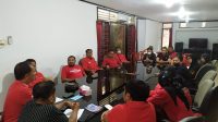 KETUA DPC PDIP Kota Mataram, Made Slamet, saat memimpin rapat koordinasi bersama pengurus DPC dan PAC se-Kota Mataram, Sabtu (15/4/2023). Foto: ist KETUA DPC PDIP Kota Mataram, Made Slamet, saat memimpin rapat koordinasi bersama pengurus DPC dan PAC se-Kota Mataram, Sabtu (15/4/2023). Foto: ist