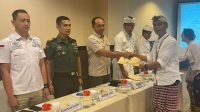 KETUA KPU Denpasar, I Wayan Arsa Jaya (kanan), memberi salinan hasil rapat pleno DPS Pemilu 2024 kepada perwakilan Forkopimda, Rabu (5/4/2023). Foto: ist KETUA KPU Denpasar, I Wayan Arsa Jaya (kanan), memberi salinan hasil rapat pleno DPS Pemilu 2024 kepada perwakilan Forkopimda, Rabu (5/4/2023). Foto: ist