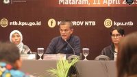 KETUA KPU NTB, Suhardi Soud (tengah), saat memimpin rapat pleno terbuka hasil verifikasi faktual kedua bakal calon DPD RI Dapil NTB, Senin (17/4/2023). Foto: ist KETUA KPU NTB, Suhardi Soud (tengah), saat memimpin rapat pleno terbuka hasil verifikasi faktual kedua bakal calon DPD RI Dapil NTB, Senin (17/4/2023). Foto: ist