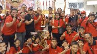 WAWALI Arya Wibawa foto bersama kontingen Dentim yang pada Porsenijar Kota Denpasar 2023 ini sukses mengawinkan gelar juara umum pada penutupan Porsenijar Kota Denpasar 2023 di Gor Lila Bhuana Denpasar, Sabtu (15/4/2023). Foto: tra WAWALI Arya Wibawa foto bersama kontingen Dentim yang pada Porsenijar Kota Denpasar 2023 ini sukses mengawinkan gelar juara umum pada penutupan Porsenijar Kota Denpasar 2023 di Gor Lila Bhuana Denpasar, Sabtu (15/4/2023). Foto: tra