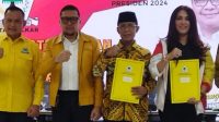 KORWIL DPP Partai Golkar untuk wilayah Bali-Nusra, Sari Yuliati (kanan), saat bersama almarhum Ahyar Abduh usai menerima surat tugas dari Ketua Umum DPP Partai Golkar, Airlangga Hartarto, untuk maju sebagai Caleg DPR RI Dapil Pulau Lombok. Foto: ist KORWIL DPP Partai Golkar untuk wilayah Bali-Nusra, Sari Yuliati (kanan), saat bersama almarhum Ahyar Abduh usai menerima surat tugas dari Ketua Umum DPP Partai Golkar, Airlangga Hartarto, untuk maju sebagai Caleg DPR RI Dapil Pulau Lombok. Foto: ist