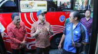 WALI Kota Denpasar, I Gusti Ngurah Jaya Negara, bersama Ketua DPRD Kota Denpasar, I Gusti Ngurah Gede, saat melaksanakan peninjauan angkutan mudik Lebaran tahun 2023 usai memimpin Apel Gelar Pasukan Pembukaan Posko Terpadu di Terminal Ubung, Sabtu (15/4/2023). Foto: ist WALI Kota Denpasar, I Gusti Ngurah Jaya Negara, bersama Ketua DPRD Kota Denpasar, I Gusti Ngurah Gede, saat melaksanakan peninjauan angkutan mudik Lebaran tahun 2023 usai memimpin Apel Gelar Pasukan Pembukaan Posko Terpadu di Terminal Ubung, Sabtu (15/4/2023). Foto: ist