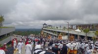 RIBUAN umat Hindu mengikuti upacara melasti dalam rangkaian KaryaIda Bhatara Turun Kabeh (IBTK) di Pura Agung Besakih, Karangasem, Senin (3/4/2023). Foto: ist RIBUAN umat Hindu mengikuti upacara melasti dalam rangkaian KaryaIda Bhatara Turun Kabeh (IBTK) di Pura Agung Besakih, Karangasem, Senin (3/4/2023). Foto: ist