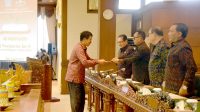 NYOMAN Budiutama menyerahkan tanggapan Dewan terkait pendapat Gubernur terhadap Raperda Inisiatif Dewan tentang Penyelenggaraan Ketertiban Umum, Ketenteraman Masyarakat dan Pelindungan Masyarakat, Senin (3/4/2023). Foto: ist NYOMAN Budiutama menyerahkan tanggapan Dewan terkait pendapat Gubernur terhadap Raperda Inisiatif Dewan tentang Penyelenggaraan Ketertiban Umum, Ketenteraman Masyarakat dan Pelindungan Masyarakat, Senin (3/4/2023). Foto: ist