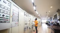 PERSONEL PLN tengah mengecek sistem kelistrikan Pulau Lombok yang sempat mengalami gangguan, Senin (10/4/2023). Foto: ist PERSONEL PLN tengah mengecek sistem kelistrikan Pulau Lombok yang sempat mengalami gangguan, Senin (10/4/2023). Foto: ist