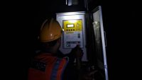 PETUGAS PLN tengah melakukan perbaikan gardu listrik yang terendam air banjir di wilayah Kabupaten Sumbawa, Rabu (5/4/2023). Foto: ist PETUGAS PLN tengah melakukan perbaikan gardu listrik yang terendam air banjir di wilayah Kabupaten Sumbawa, Rabu (5/4/2023). Foto: ist