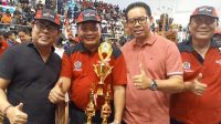 KEPALA SMPN 10 Denpasar, Wayan Sumiara, menunjukan piala Porsenijar foto bersama Wakil Wali Kota Denpasar, I Kadek Agus Arya Wibawa, I Ketut Suteja Kumara, dan AA Gede Wiratama, saat penutupan Porsenijar Kota Denpasar 2023 di Gor Lila Bhuana, Sabtu (15/4/2023). Foto: tra KEPALA SMPN 10 Denpasar, Wayan Sumiara, menunjukan piala Porsenijar foto bersama Wakil Wali Kota Denpasar, I Kadek Agus Arya Wibawa, I Ketut Suteja Kumara, dan AA Gede Wiratama, saat penutupan Porsenijar Kota Denpasar 2023 di Gor Lila Bhuana, Sabtu (15/4/2023). Foto: tra