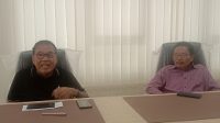 PROF. Zainal Asikin (kiri) bersama Rosiady Sayuthi saat memberi keterangan pers, Selasa (4/4/2023) petang di gedung IKA Unram. Foto: ist PROF. Zainal Asikin (kiri) bersama Rosiady Sayuthi saat memberi keterangan pers, Selasa (4/4/2023) petang di gedung IKA Unram. Foto: ist