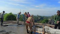 BABINSA Desa Belimbing, Sertu Ketut Nadi, turut terlibat dalam kegiatan gotong royong bersama warga binaannya membangun Posyandu Desa Belimbing, Kecamatan Pupuan, Tabanan, Rabu (26/4/2023). BABINSA Desa Belimbing, Sertu Ketut Nadi, turut terlibat dalam kegiatan gotong royong bersama warga binaannya membangun Posyandu Desa Belimbing, Kecamatan Pupuan, Tabanan, Rabu (26/4/2023).