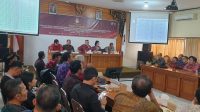 RAPAT pleno verifikasi faktual perbaikan kedua dan rekapitulasi akhir persyaratan dukungan minimal bakal calon DPD RI Provinsi Bali di KPU Bali, Senin (11/4/2023). Foto: hen RAPAT pleno verifikasi faktual perbaikan kedua dan rekapitulasi akhir persyaratan dukungan minimal bakal calon DPD RI Provinsi Bali di KPU Bali, Senin (11/4/2023). Foto: hen