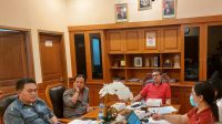 SEKDA Gianyar Dewa Gede Alit Mudiarta saat pertemuan melibatkan Dinas Kesehatan, Dinas Pertanian serta para peternak untuk membahas suspek meningitis. Foto: ist SEKDA Gianyar Dewa Gede Alit Mudiarta saat pertemuan melibatkan Dinas Kesehatan, Dinas Pertanian serta para peternak untuk membahas suspek meningitis. Foto: ist