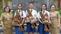 KEPALA SMPN 6 Denpasar, Ni Nyoman Suci (paling kiri), foto bersama siswa-siswi yang terpilih sebagai Duta Anak Kota Denpasar 2023 didampingi guru BK, Ni Luh Putu Resmini. Foto: tra KEPALA SMPN 6 Denpasar, Ni Nyoman Suci (paling kiri), foto bersama siswa-siswi yang terpilih sebagai Duta Anak Kota Denpasar 2023 didampingi guru BK, Ni Luh Putu Resmini. Foto: tra