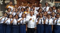 KEPALA SMP PGRI 5 Denpasar, I Made Radita Berata, foto bersama siswa yang meraih prestasi di Porsenijar Kota Denpasar 2023. Foto: tra KEPALA SMP PGRI 5 Denpasar, I Made Radita Berata, foto bersama siswa yang meraih prestasi di Porsenijar Kota Denpasar 2023. Foto: tra