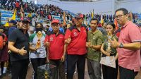 WAYAN Murah foto bersama Wawali I Kadek Agus Arya Wibawa, I Ketut Suteja Kumara, dan AA Gede Wiratama, usai menerima piala bergilir PSR usai penutupan Porsenijar Kota Denpasar 2023 di Gor Lila Bhuana Denpasar, Sabtu (15/4/2023). Foto: tra WAYAN Murah foto bersama Wawali I Kadek Agus Arya Wibawa, I Ketut Suteja Kumara, dan AA Gede Wiratama, usai menerima piala bergilir PSR usai penutupan Porsenijar Kota Denpasar 2023 di Gor Lila Bhuana Denpasar, Sabtu (15/4/2023). Foto: tra