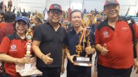 KEPALA SMPN 6 Denpasar, Ni Nyoman Suci, foto bersama Wawali I Kadek Agus Arya Wibawa; dan Kadisdikpora AA Gede Wiratama, usai menerima piala bergilir PSR dan Porjar usai penutupan Porsenijar Kota Denpasar 2023 di Gor Lila Bhuana Denpasar, Sabtu (15/4/2023). Foto: tra KEPALA SMPN 6 Denpasar, Ni Nyoman Suci, foto bersama Wawali I Kadek Agus Arya Wibawa; dan Kadisdikpora AA Gede Wiratama, usai menerima piala bergilir PSR dan Porjar usai penutupan Porsenijar Kota Denpasar 2023 di Gor Lila Bhuana Denpasar, Sabtu (15/4/2023). Foto: tra