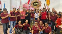 KASEK Gusti Agung Ayu Made Seni Wati; didampingi Koordinator Porjar, Farid Ahmad; dan tim Porsenijar SMPN 2 Denpasar; foto bersama Wawali Arya Wibawa, usai menyerahkan piala juara umum Porsenijar Kota Denpasar 2023, Sabtu (15/4/2023). Foto: tra KASEK Gusti Agung Ayu Made Seni Wati; didampingi Koordinator Porjar, Farid Ahmad; dan tim Porsenijar SMPN 2 Denpasar; foto bersama Wawali Arya Wibawa, usai menyerahkan piala juara umum Porsenijar Kota Denpasar 2023, Sabtu (15/4/2023). Foto: tra