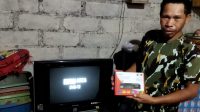 Salah satu masyarakat P3KE penerima STB TV Digital