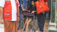 WAKIL Bupati Made Kasta selaku Ketua PMI Klungkung menyerahkan bantuan sembako kepada penyandang difabel di Dusun Pasekan, Desa Dawan Kaler, Kamis (13/4/2023). Foto: ist WAKIL Bupati Made Kasta selaku Ketua PMI Klungkung menyerahkan bantuan sembako kepada penyandang difabel di Dusun Pasekan, Desa Dawan Kaler, Kamis (13/4/2023). Foto: ist
