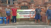 PERBEKEL I Wayan Kamar (dua dari kiri), memantau pelaksanaan gerakan serentak (Gertak) kebersihan lingkungan dan lomba PSN di Desa Penatih Dangin Puri, Minggu (7/5/2023). Foto: ist