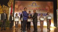 KEPALA SMK PGRI 3 Denpasar, I Nengah Madiadnyana, menyerahkan siswa kelas XII secara simbolis kepada Ketua Komite, I Ketut Sukra Negara, saat acara pelepasan siswa kelas XII, Selasa (9/5/2023). Foto: tra KEPALA SMK PGRI 3 Denpasar, I Nengah Madiadnyana, menyerahkan siswa kelas XII secara simbolis kepada Ketua Komite, I Ketut Sukra Negara, saat acara pelepasan siswa kelas XII, Selasa (9/5/2023). Foto: tra