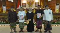 ADI Wiryatama (dua kanan) dan Gubernur Koster (dua kiri) saat menerima LPKD Provinsi Bali 2022 dengan Opini WTP dari Ketua BPK RI, Isma Yatun (tengah). Foto: ist