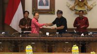 ADI Wiryatama menyerahkan pendapat akhir Dewan kepada Gubernur Wayan Koster, Selasa (2/5/2023). Foto: ist ADI Wiryatama menyerahkan pendapat akhir Dewan kepada Gubernur Wayan Koster, Selasa (2/5/2023). Foto: ist