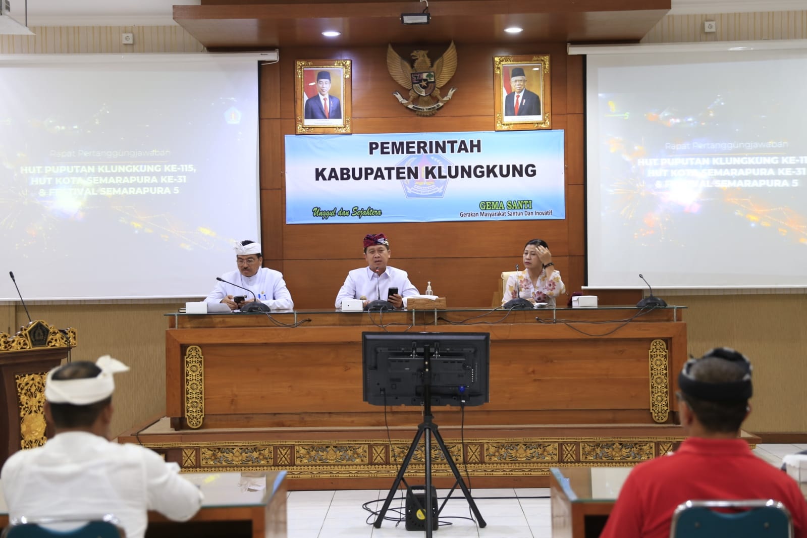 BUPATI Suwirta memimpin rapat pertanggungjawaban Festival Semarapura 2023 di Praja Mandala Kantor Bupati Klungkung, Jumat (19/5/2023). Foto: ist