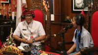 BUPATI Tabanan, I Komang Gede Sanjaya, saat bincang hangat melalui siaran “Podcast Kopi” milik OSIS Spenta SMP Negeri 1 Tabanan, di Ruang Kerja Kantor Bupati Tabanan, Rabu (24/5/2023). Foto: ist
