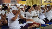 BUPATI Tamba saat melaksanakan persembahyangan di Pura Dang Kahyangan Jati, Desa Pengambengan, Negara, Jembrana, Selasa (23/5/2023). Foto: ist
