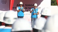 DIREKTUR Utama PLN, Darmawan Prasodjo saat memimpin apel siaga kelistrikan bersama Gubernur NTT, Viktor Laiskodat di Pembangkit Listrik Tenaga Mesin Gas (PLTMG) Flores, Rangko. Foto: ist DIREKTUR Utama PLN, Darmawan Prasodjo saat memimpin apel siaga kelistrikan bersama Gubernur NTT, Viktor Laiskodat di Pembangkit Listrik Tenaga Mesin Gas (PLTMG) Flores, Rangko. Foto: ist