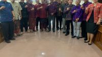 DPRD Bali dan peserta rapat membahas kedudukan bendesa adat foto bersama usai rapat, Selasa (2/5/2023). Foto: hen DPRD Bali dan peserta rapat membahas kedudukan bendesa adat foto bersama usai rapat, Selasa (2/5/2023). Foto: hen