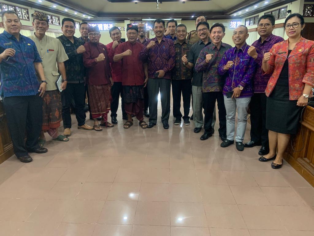 DPRD Bali dan peserta rapat membahas kedudukan bendesa adat foto bersama usai rapat, Selasa (2/5/2023). Foto: hen