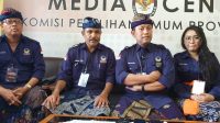 SEKRETARIS Wilayah (Sekwil) DPW Partai Nasdem, Nyoman Winatha ( dua dari kanan); didampingi pengurus harian usai pendaftaran bacaleg di KPU Bali, Kamis (11/5/2023). Foto: hen SEKRETARIS Wilayah (Sekwil) DPW Partai Nasdem, Nyoman Winatha ( dua dari kanan); didampingi pengurus harian usai pendaftaran bacaleg di KPU Bali, Kamis (11/5/2023). Foto: hen