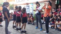 SISWA SDN 2 Penatih saat mengikuti kegiatan di sekolah. Dispendikpora Kota Denpasar menyatakan tidak mencantumkan syarat ijazah TK bagi para anak yang masuk ke SD negeri. Foto: ist