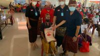 GUS Bota bersama istrinya, Yunita Oktarini, saat bakti sosial di daerah Kuta pada medio 2021 lalu. Foto: hen GUS Bota bersama istrinya, Yunita Oktarini, saat bakti sosial di daerah Kuta pada medio 2021 lalu. Foto: hen