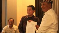 KETUA DPRD Klungkung, AA Gde Anom, menerima surat pengunduran diri I Nyoman Suwirta sebagai Bupati Klungkung di DPRD Klungkung, Selasa (2/5/2023). Foto: ist KETUA DPRD Klungkung, AA Gde Anom, menerima surat pengunduran diri I Nyoman Suwirta sebagai Bupati Klungkung di DPRD Klungkung, Selasa (2/5/2023). Foto: ist