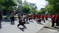 ATRAKSI Peresean yang mengiringi pendaftaran DPC PDIP Kota Mataram ke KPU Mataram, Kamis (11/5/2023). Foto: ist ATRAKSI Peresean yang mengiringi pendaftaran DPC PDIP Kota Mataram ke KPU Mataram, Kamis (11/5/2023). Foto: ist