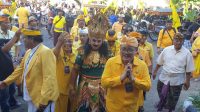 SUGAWA Korry (menjura) dikawal “Krisna” saat tiba di KPU Bali mendaftarkan bacaleg untuk DPRD Bali, Minggu (14/5/2023). Foto: hen SUGAWA Korry (menjura) dikawal “Krisna” saat tiba di KPU Bali mendaftarkan bacaleg untuk DPRD Bali, Minggu (14/5/2023). Foto: hen