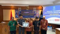 KEPALA BNN Kota Denpasar, Kombes Pol I Ketut Adnyana Putera, menyerahan SK Wali Kota Denpasar tentang Desa Bersinar Sidakarya dan piagam penghargaan kepada Perbekel Desa Sidakarya saat pencanangan Desa Sidakarya sebagai Desa Bersinar (Bersih dari Narkoba) di Kota Denpasar tahun 2023 yang diselenggarakan Kesbangpol Kota Denpasar, Selasa (30/5/2023) di Kantor Kecamatan Denpasar Selatan. Foto: ist KEPALA BNN Kota Denpasar, Kombes Pol I Ketut Adnyana Putera, menyerahan SK Wali Kota Denpasar tentang Desa Bersinar Sidakarya dan piagam penghargaan kepada Perbekel Desa Sidakarya saat pencanangan Desa Sidakarya sebagai Desa Bersinar (Bersih dari Narkoba) di Kota Denpasar tahun 2023 yang diselenggarakan Kesbangpol Kota Denpasar, Selasa (30/5/2023) di Kantor Kecamatan Denpasar Selatan. Foto: ist
